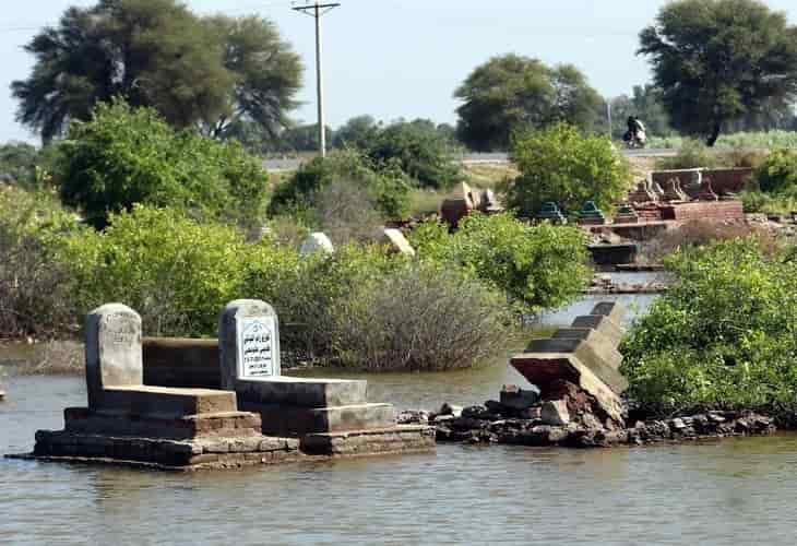 Cementerios bajo las aguas, el reto de enterrar a los muertos en Pakistán
