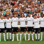 Cerca de 8.000 aficionados aclaman a Cavani y a nuevos fichajes del Valencia