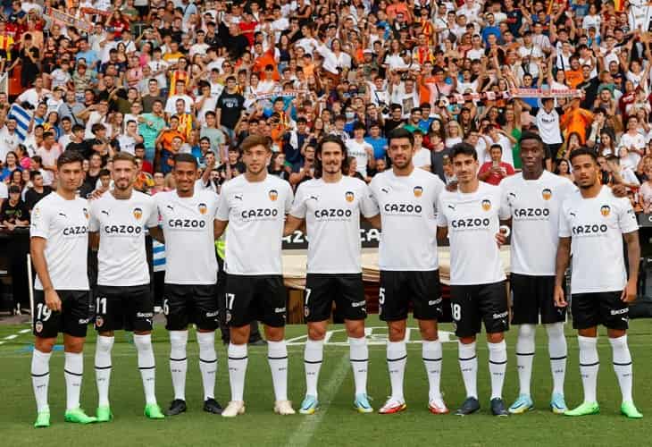 Cerca de 8.000 aficionados aclaman a Cavani y a nuevos fichajes del Valencia