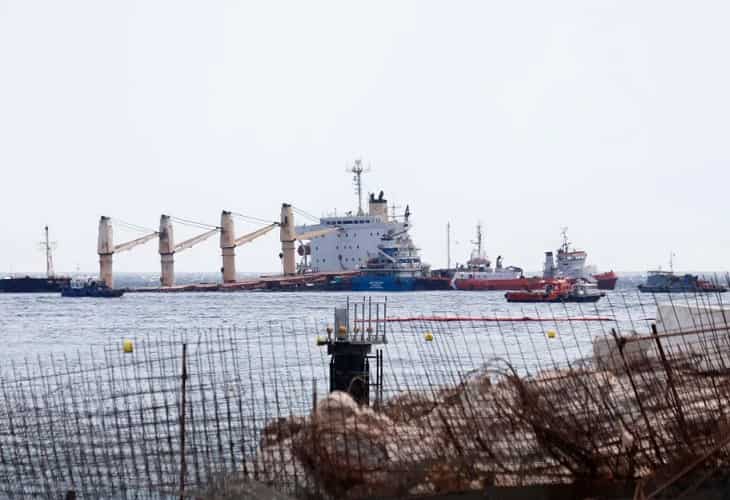Gibraltar - Comienza la extracción de aceite lubricante del buque accidentado en Gibraltar