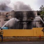 Confirma un muerto y 7.700 máquinas de votos quemadas en un incendio en Paraguay
