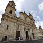 Critican la inacción policial en el intento de incendio en la Catedral de Bogotá