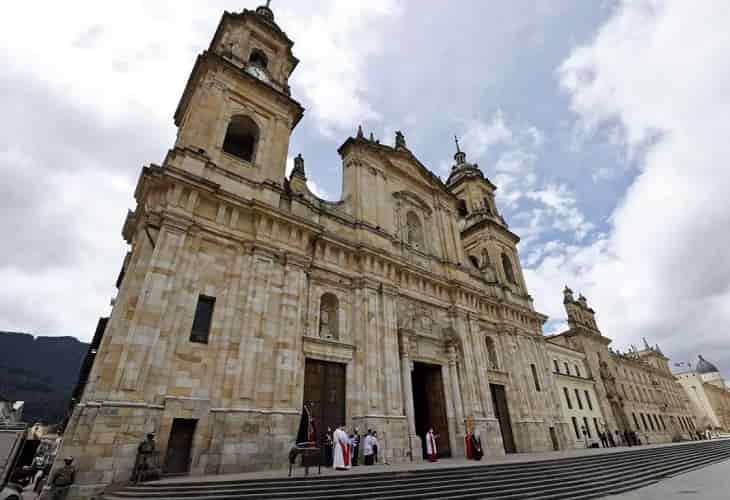 Critican la inacción policial en el intento de incendio en la Catedral de Bogotá