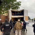 Descubren a 266 migrantes en camiones en norteño estado mexicano
