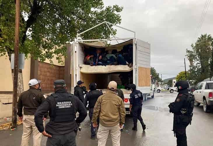 Descubren a 266 migrantes en camiones en norteño estado mexicano