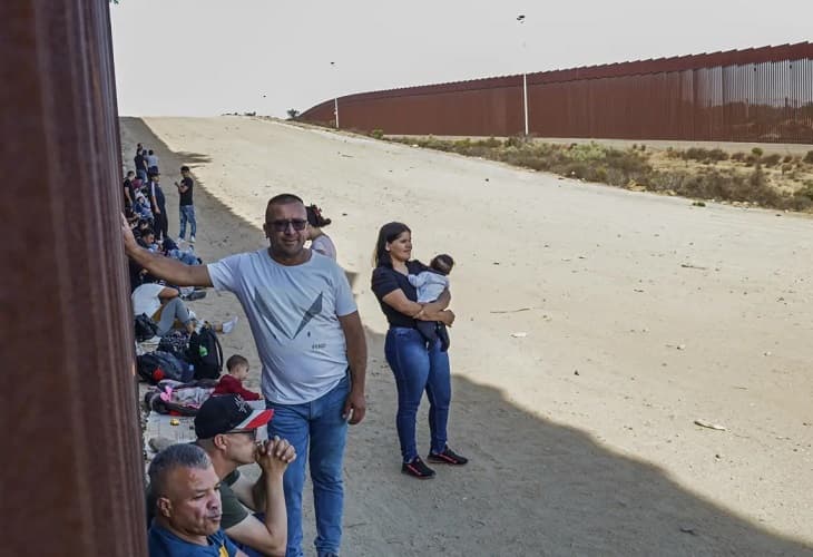 Detienen a migrantes en intentos de cruce a EEUU por la fronteriza Tijuana