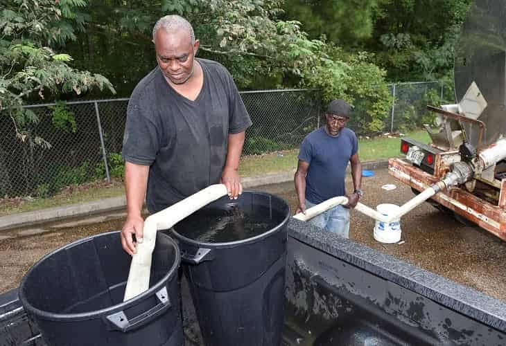 Distribuyen 2,8 millones de botellas en Misisipi a falta de agua potable