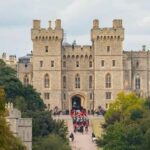 El féretro de Isabel II entra en la bóveda real en Windsor