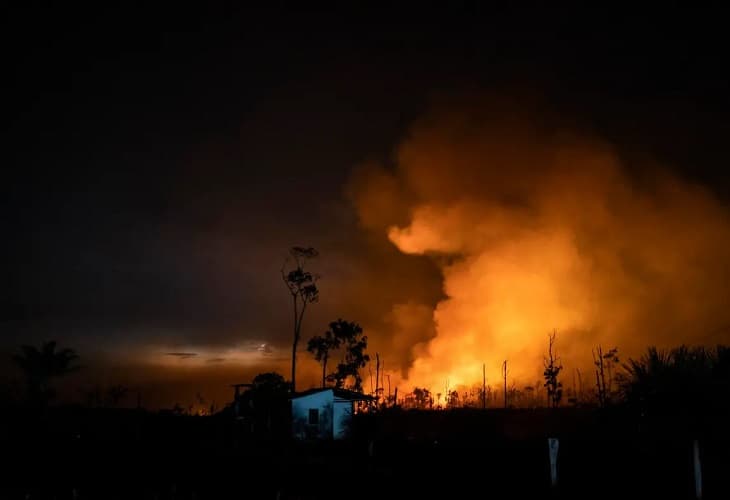 El fuego se abre paso por la Amazonía de Brasil en medio de la noche