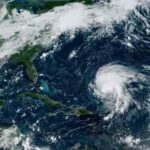 El huracán Danielle pierde fuerza y la tormenta Earl puede fortalecerse