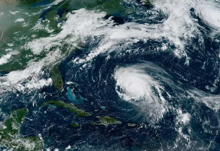 El huracán Earl sube a categoría 2 y Danielle se convertirá en postropical