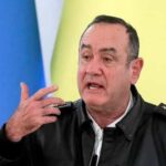El presidente de Guatemala Alejandro Giammattei, sufre una caída pero se encuentra bien de salud