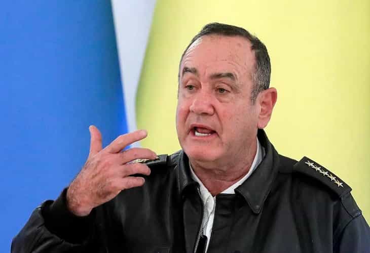 El presidente de Guatemala Alejandro Giammattei, sufre una caída pero se encuentra bien de salud