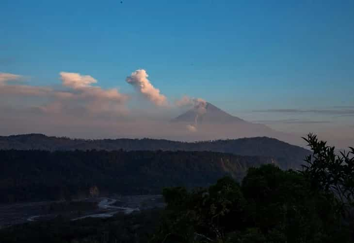 El volcán ecuatoriano Sangay genera 874 explosiones pequeñas en un día