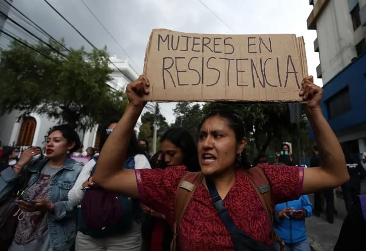 Feministas de Ecuador plantan cara a la Policía por la desaparición de María Belén