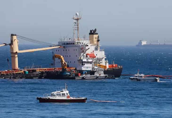Gibraltar hundirá la popa del buque accidentado para hacer frente al temporal