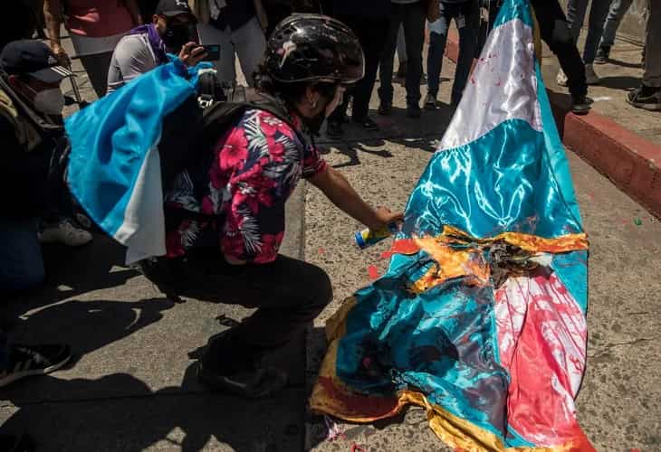 Guatemala celebra su independencia en medio de tragedia y de manifestación