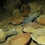 Israel descubre una cueva funeraria “intacta” de hace 3.300 años
