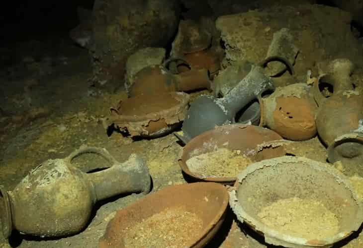 Israel descubre una cueva funeraria “intacta” de hace 3.300 años