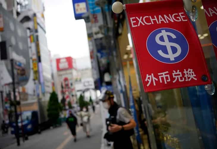 Japón no descarta intervenir más en el mercado de divisas por el débil yen