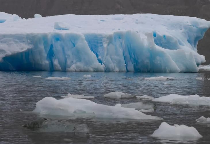Las altas temperaturas causan el espectacular desprendimiento de un glaciar en Chile
