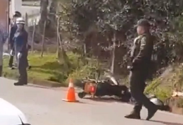 En El Peñol, sector Los Micos, agentes de la Sijín mataron a dos fleteros a la salida de un restaurante.