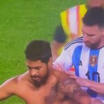 Aficionado le pide a Messi que le firme la espalda en un partido de Argentina en Nueva Jersey, Estados Unidos