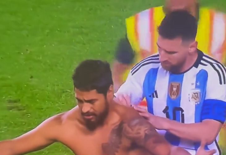 Aficionado le pide a Messi que le firme la espalda en un partido de Argentina en Nueva Jersey, Estados Unidos
