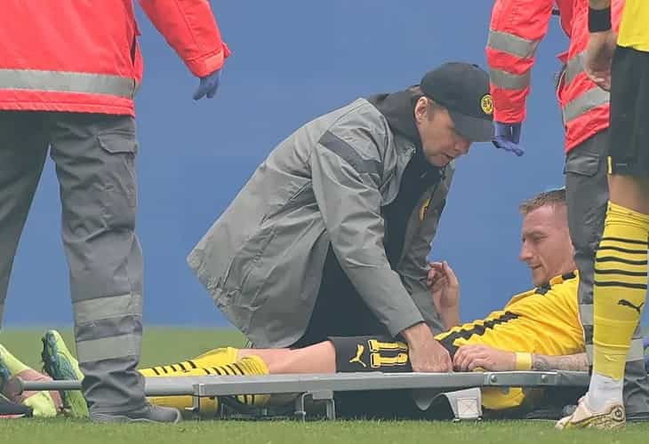 Marco Reus, retirado en camilla lesionado