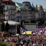Miles de checos protestan contra las sanciones a Rusia y contra la OTAN