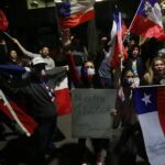 Miles de chilenos celebran con banderas y oraciones el triunfo del Rechazo