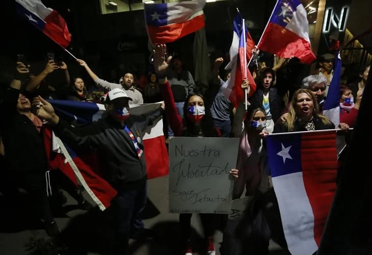 Miles de chilenos celebran con banderas y oraciones el triunfo del Rechazo
