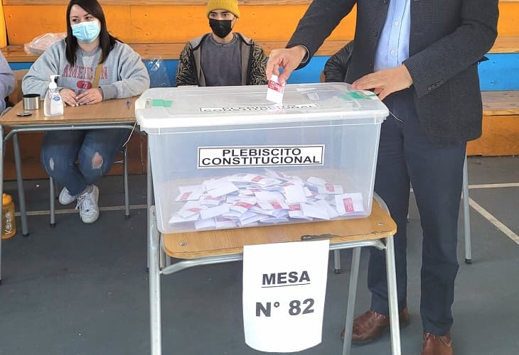 Normalidad y masiva afluencia en las primeras horas del plebiscito en Chile