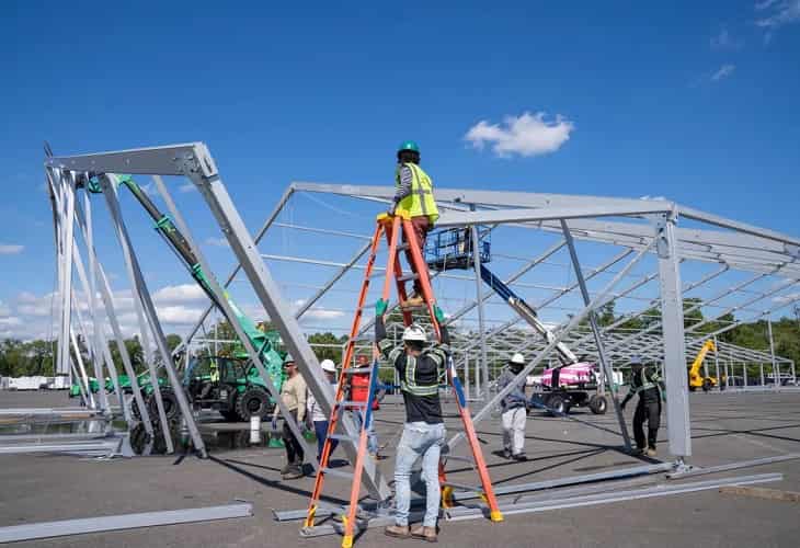 Nueva York comienza a levantar dos enormes carpas por la oleada de inmigrantes
