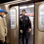Nueva York levanta el mandato de llevar mascarillas en los medios de transporte
