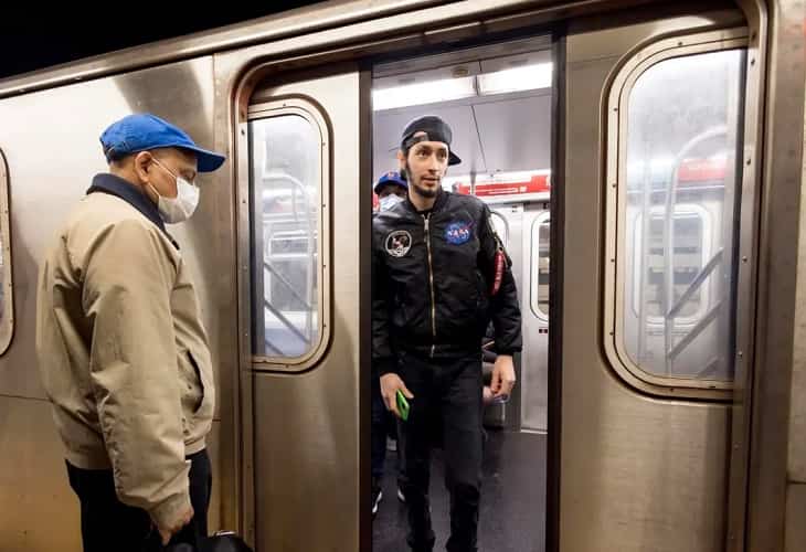 Nueva York levanta el mandato de llevar mascarillas en los medios de transporte