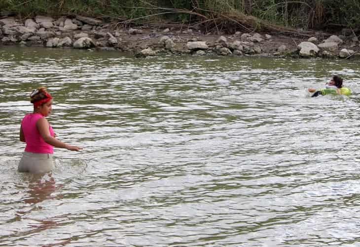 Ocho migrantes mueren ahogados al intentar cruzar el río entre EEUU y México