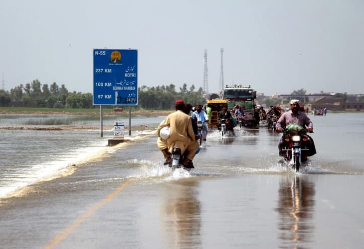 Pakistán lucha por salvar una ciudad rodeada de agua por las inundaciones