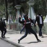 Protesta por estudiantes desaparecidos en México acaba en choque con policías