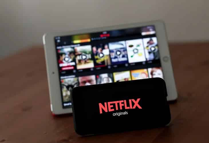 “The Crown”, “Emily in Paris” y “The Witcher” dominan las apuestas de Netflix--La estrella de Emily en París, Ashley Park, revela que estuvo al borde de la muerte por un shock séptico
