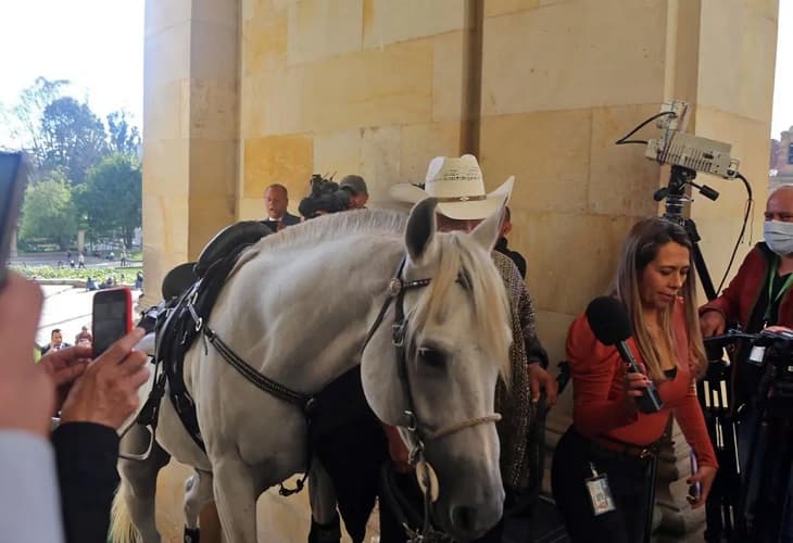 El senador Alirio Barrera entra al Congreso a caballo alegando que es su mascota