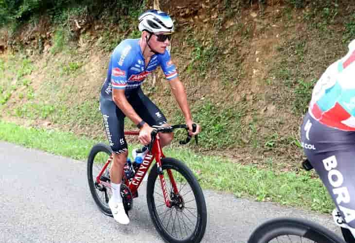 Van der Poel, afectado anoche por un altercado, abandona en el Mundial