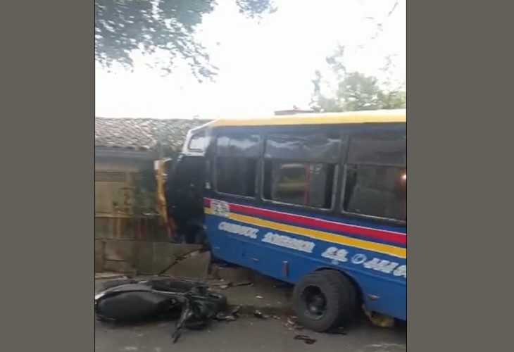 Bus se estrella contra una moto y un muro en Santa Mónica, Medellín