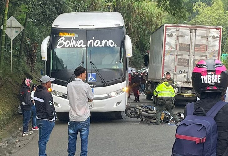 Motociclista muere en accidente con bus, en la Troncal del Café