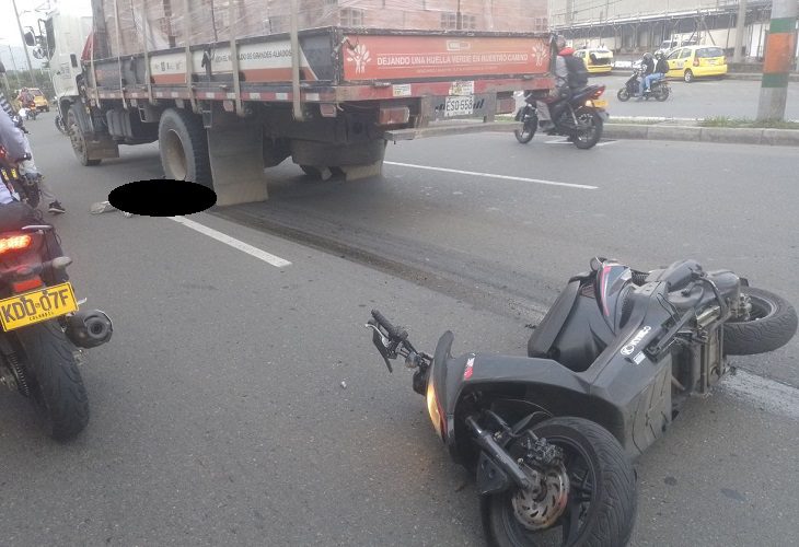 Un motociclista murió debajo de las llantas de un camión, en Envigado