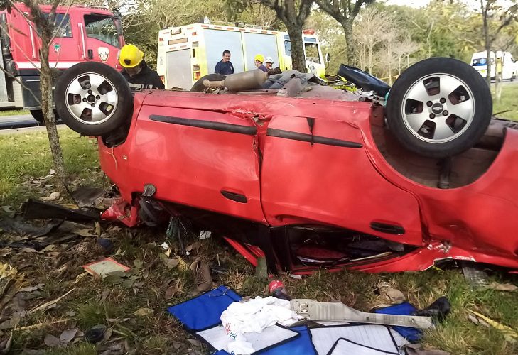 Aparatoso volcamiento de auto en la variante de Ibagué deja dos muertos