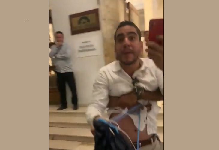 El senador Alex Flórez fue captado borracho y alterado a la entrada de un hotel