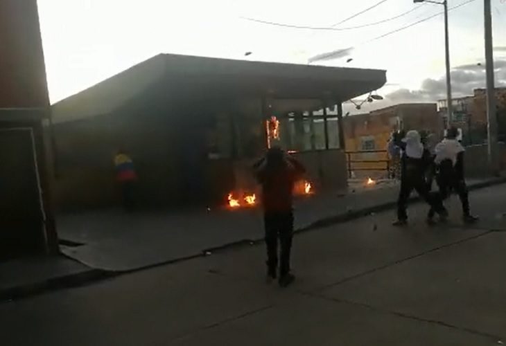 Grupo de encapuchados quema un CAI de la Policía en Usme