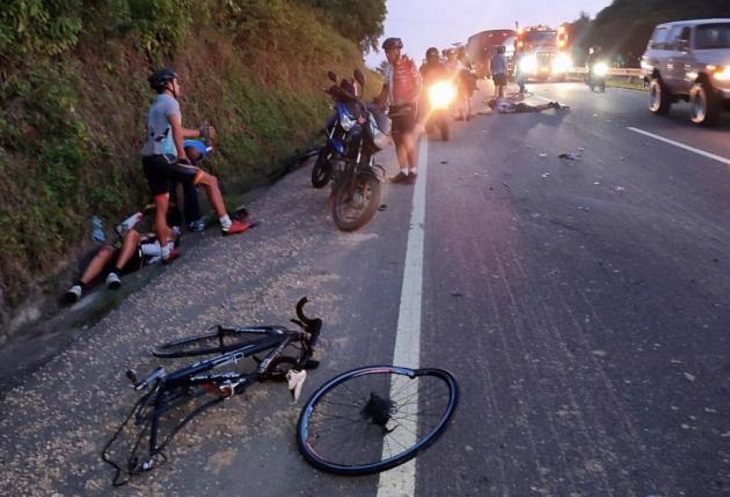 Un grupo de ciclista fue arrollado por camioneta en la vía Turbaco