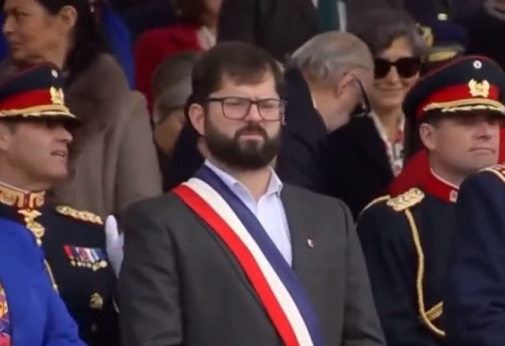 Boric recibe gritos de "merluzo" durante Parada Militar 2022